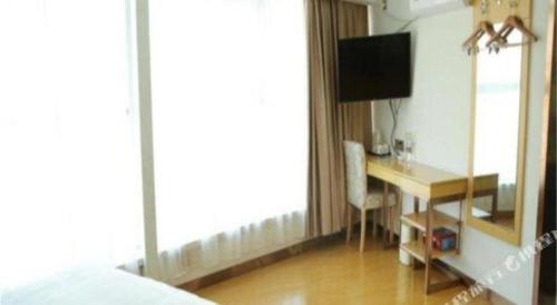 Televisyen dan/atau pusat hiburan di GreenTree Inn Binzhou Bus Station