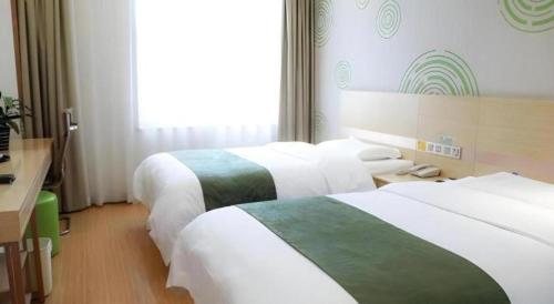 Ένα ή περισσότερα κρεβάτια σε δωμάτιο στο GreenTree Inn Xi'an Terracotta Warriors Huaqing Pool Metro Station