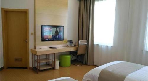 Μια τηλεόραση ή/και κέντρο ψυχαγωγίας στο GreenTree Inn Xi'an Terracotta Warriors Huaqing Pool Metro Station