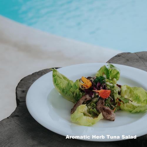 KintamaniにあるBlack Lava Camp Kintamaniの白皿