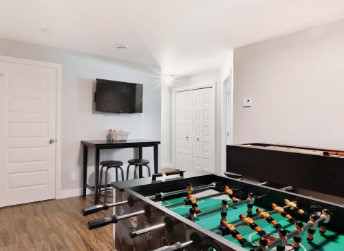 un salon avec une table de billard et une télévision dans l'établissement Spa - Foosball Table - Le Floriska, à Stoneham