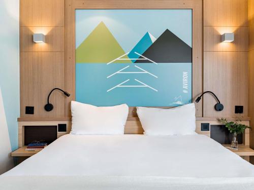 Postel nebo postele na pokoji v ubytování ibis Styles Annecy Centre Gare