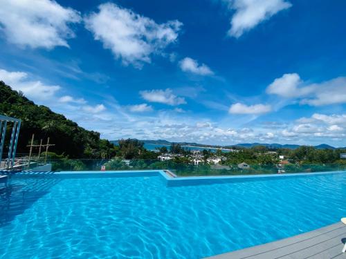 a swimming pool with a blue sky above it at Aristo 2 Condo with a sea view in Ban Lum Fuang