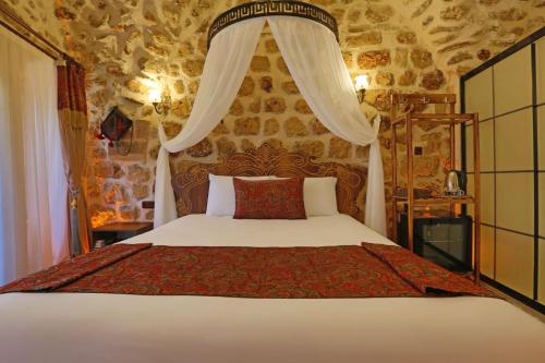 Ένα ή περισσότερα κρεβάτια σε δωμάτιο στο Uzak Şehir Hotel