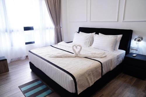 クアラルンプールにあるAgile Residence Bukit Bintang by Skyline Homesのベッドルーム1室(大型ベッド1台、タオル付)