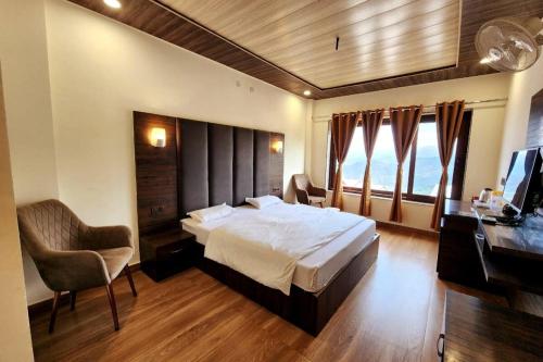 Ένα ή περισσότερα κρεβάτια σε δωμάτιο στο Hotel Honeymoon In Dalhousie #Only Couple and family allowed