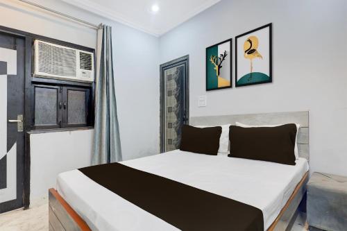 a bedroom with a bed and a window at Hotel O Vishal plaza in New Delhi