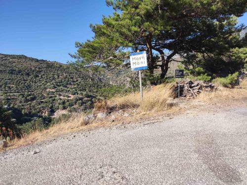 una señal en el costado de un camino de tierra en Old Cellar House, en Moní