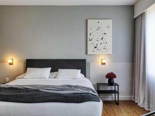 Кровать или кровати в номере Caesar Business Belo Horizonte Belvedere