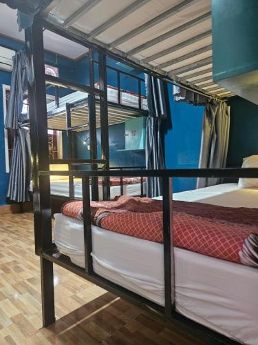 due letti a castello in una stanza con di LPQ Hostel a Luang Prabang