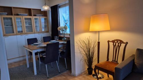 サヴォンリンナにあるSpacious 2BR Apartment near Olavinlinna Castleのリビングルーム(ダイニングテーブル、ソファ付)