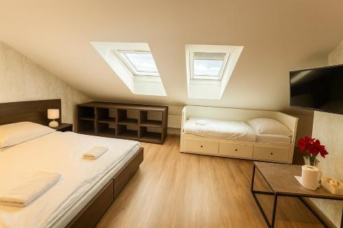 Postel nebo postele na pokoji v ubytování Villa many separate rooms with Free Parking Praha 4 libuš
