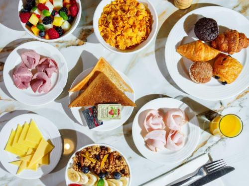 een tafel met veel borden eten erop bij Premier Inn Dubai Dragon Mart in Dubai