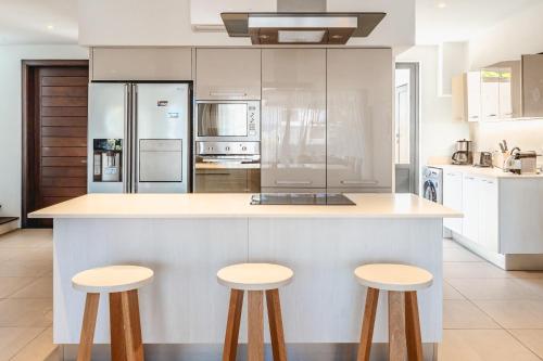 Η κουζίνα ή μικρή κουζίνα στο Villa Marina by Sealodge Mauritius