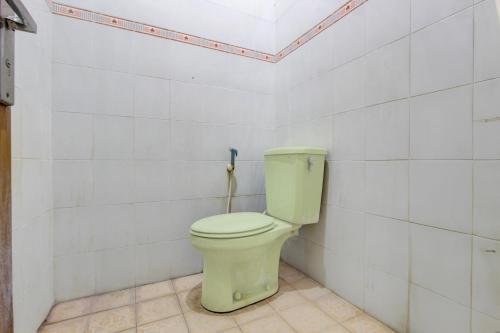 Bilik mandi di Hotel O Solo near RS JIH Solo formerly Azifa Inn