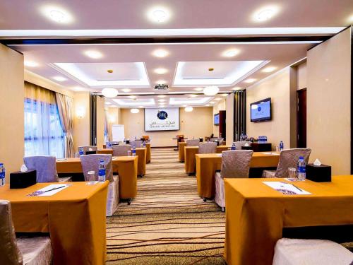 Телевизор и/или развлекательный центр в Grand Mercure Majlis Residences Abu Dhabi
