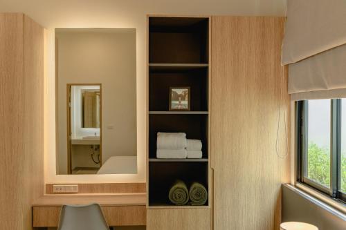 une salle de bain avec un miroir et un lavabo dans l'établissement New 3BR Pool Villa w Jacuzzi Ao Nang Krabi, à Ban Khlong Haeng