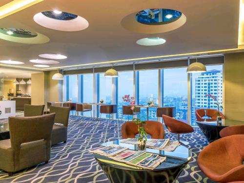 Гостиная зона в Novotel Yangon Max