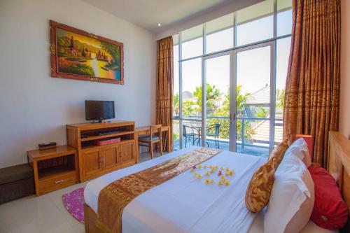una camera da letto con un letto e una grande finestra di Villa Efes Bali a Seminyak