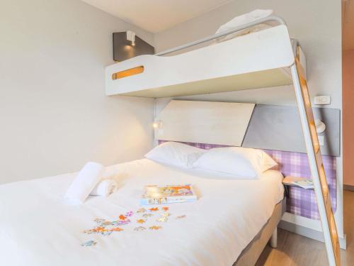 Ένα ή περισσότερα κρεβάτια σε δωμάτιο στο greet hôtel Annecy Cran-Gevrier by Accor