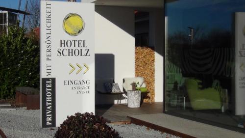 Un certificado, premio, letrero u otro documento en Hotel Scholz