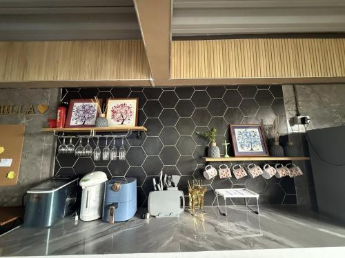 cocina con encimera con ollas y sartenes en Casa Andrea Bella, en Calubcub Hacienda