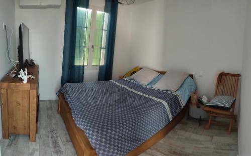 Ένα ή περισσότερα κρεβάτια σε δωμάτιο στο Maison propice au farniente