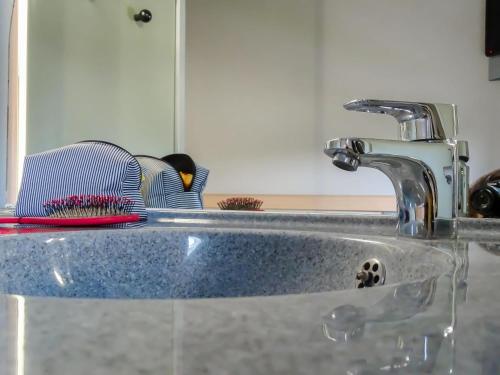 Un baño de Hotel Ibis Budget Fecamp