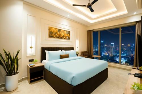 Ένα ή περισσότερα κρεβάτια σε δωμάτιο στο Hotel Leeef Ninee Hotel in Sector 23, Near Udyog Vihar