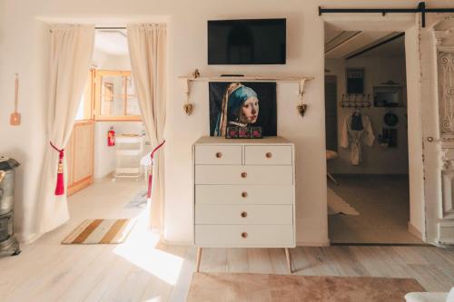 Chambre avec commode et photo d'une femme dans l'établissement Wohnen & Schlafen im Cottage, à Wundschuh