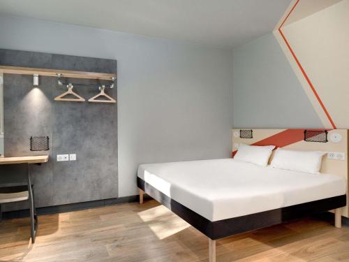 Кровать или кровати в номере Hotel Ibis Budget Montpellier Centre Millenaire -