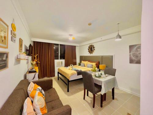 ein Wohnzimmer mit einer Couch und einem Bett in der Unterkunft Minimalist studio with Luxury bed Good for 1-4pax High speed WiFi with Netflix Free Pool & Parking in Suba