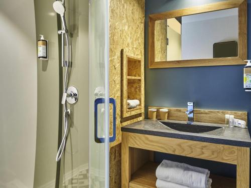 a bathroom with a sink and a shower at Greet Hotel Paris porte de la Chapelle - Aréna in Paris