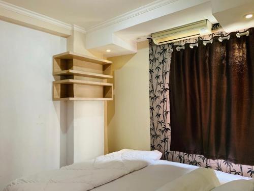 una camera con letto e tenda nera di Selo Property a Pedurenan Dua