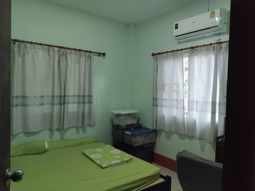 a small room with a bed and a window at Garden house in Ban Krok Khi Nu