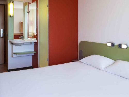 Una cama o camas en una habitación de Ibis Budget Lyon Centre - Gare Part Dieu