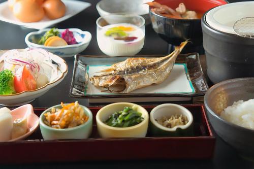 una bandeja de alimentos con diferentes tipos de alimentos en Gora Kansuiro, en Hakone