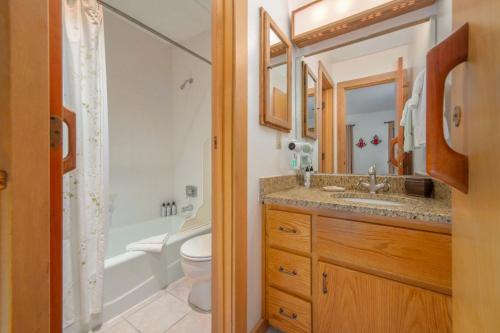 Un baño con lavabo, inodoro y bañera. en RMR: Rendezvous A3 Condo in Teton Village, en Teton Village