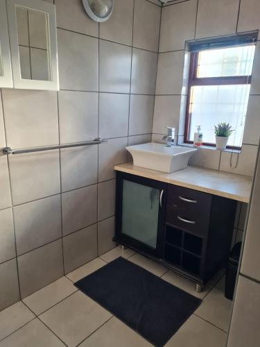 a bathroom with a sink and a mirror at Kom ma nader in Velddrif