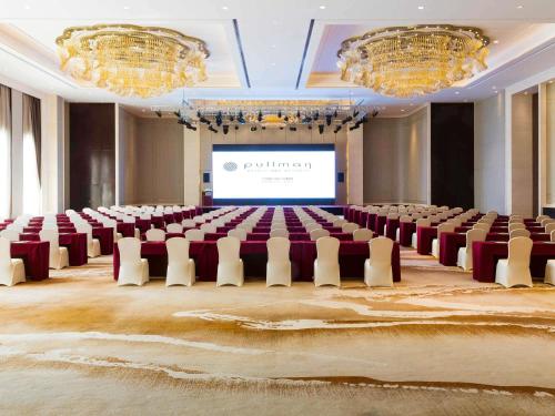 ChangshuにあるPullman Changshu Leemanの会議室(椅子、プロジェクションスクリーン付)