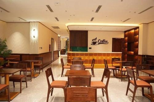 a restaurant with tables and chairs and a bar at Thảo Ngân Pleiku Hotel in Plei Khưn