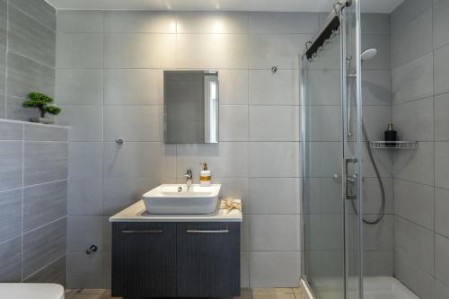 拉纳卡Majestic Sunset Salt Lake Views 300m From Beach的带水槽和淋浴的浴室