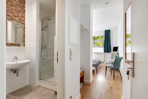 a bathroom with a shower and a sink at Albrechtshof Zimmer Parkblick 3 in Neu Fahrland