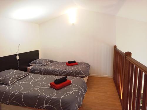 two twin beds in a room with a staircase at Appartement entier dans résidence de tourisme in Azille