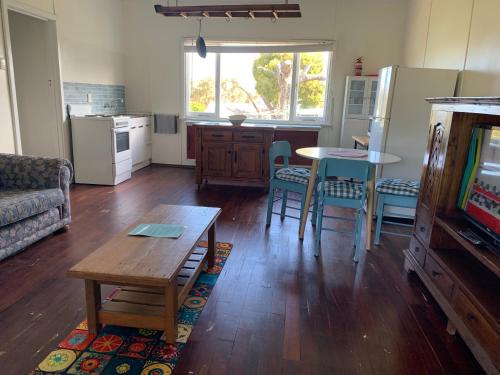Dapur atau dapur kecil di The Beach Cottage - Close to Beach and River mouth