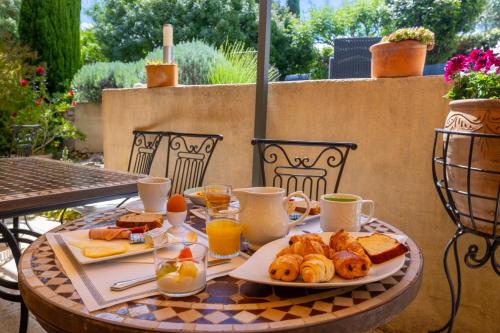 Hotel Restaurant Le Gardon - Pont du Gard في Collias: وجبة إفطار من البيض والخبز على الطاولة