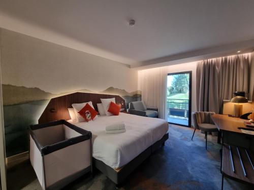 Ένα ή περισσότερα κρεβάτια σε δωμάτιο στο Mercure Aix-en-Provence La Duranne Gare TGV