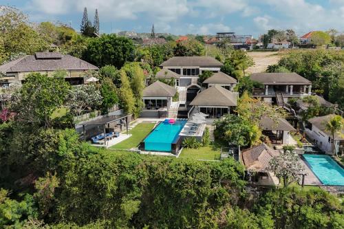 eine Luftaufnahme einer Villa mit Swimmingpool in der Unterkunft Suluban Cliff Bali Villa in Uluwatu