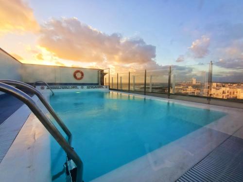 una piscina sul tetto di un edificio di Sun&Sand Cotillo a Cotillo