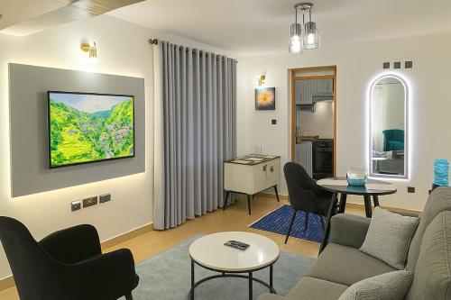 een woonkamer met een bank en een tafel bij Azania Homes Residence-Opposite Movenpick Hotel in Nairobi